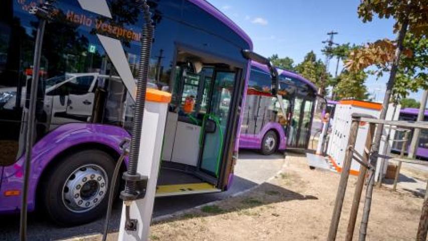 Elektromos buszok töltése